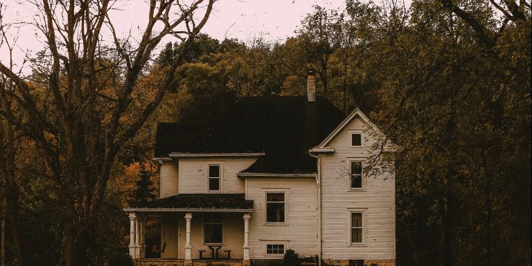 50 True Stories From People Who Have Lived In A Haunted House