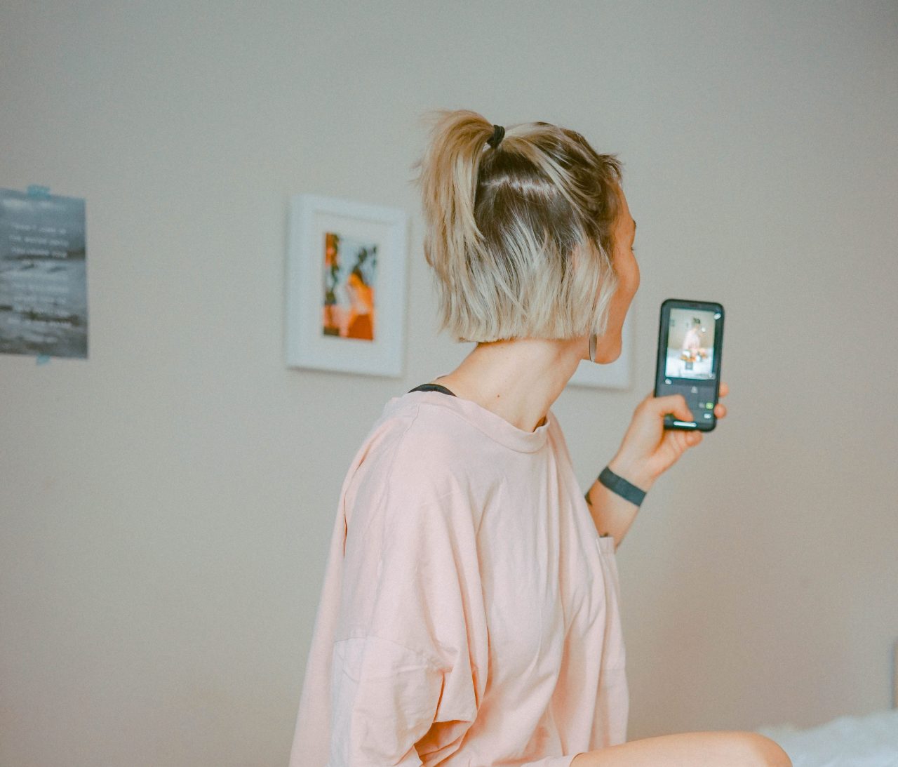 How She'll React When You Take Too Long To Text Back, Based On Her Zodiac Sign