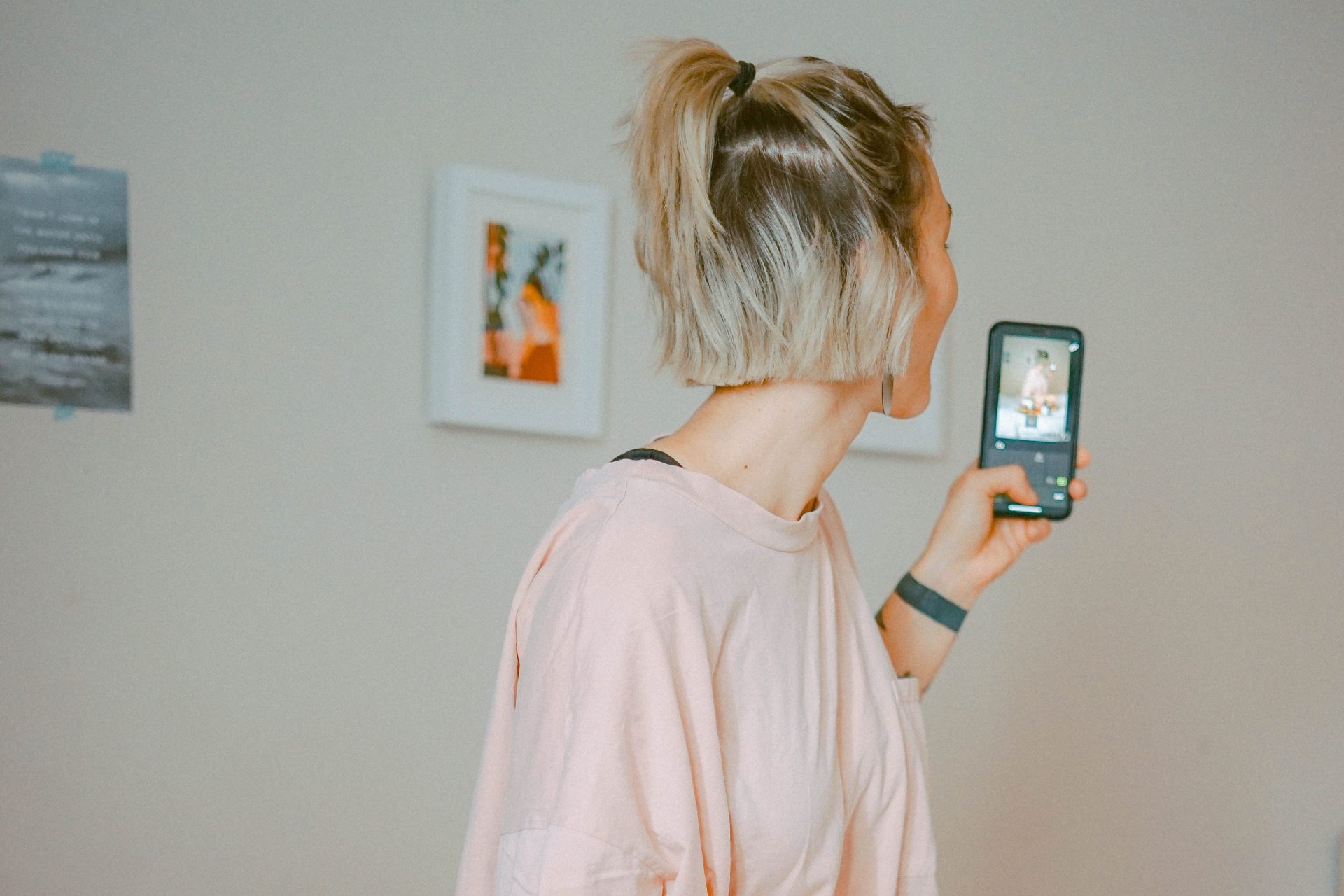 How She'll React When You Take Too Long To Text Back, Based On Her Zodiac Sign 