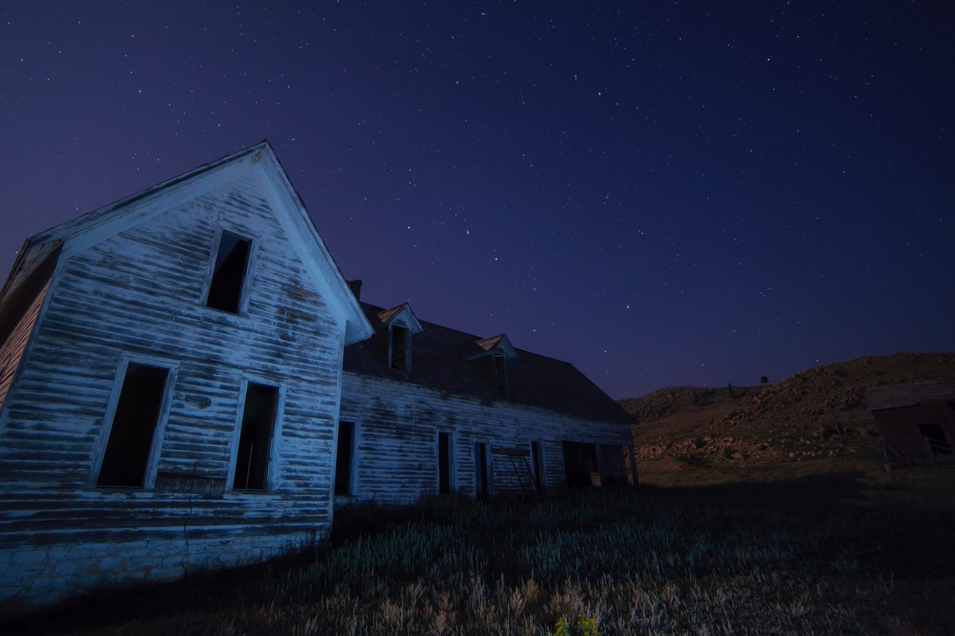 30 Anonymous People Admit To Dark Things That Happened In Their Secluded Hometown 