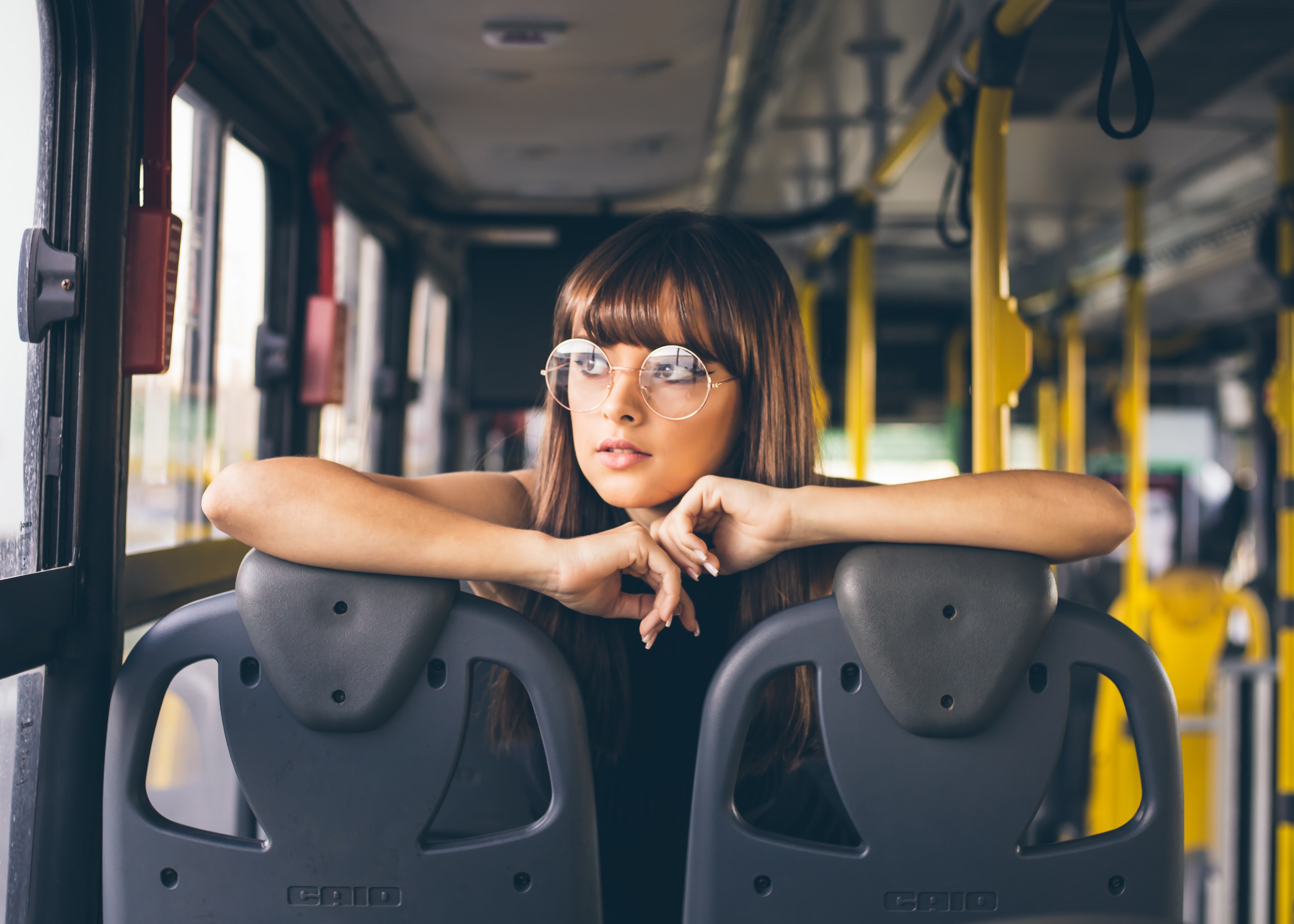 On the bus. Девушки в транспорте. Красивые девушки в общественном транспорте. Девушка в маршрутке. Красивая девушка в автобусе.