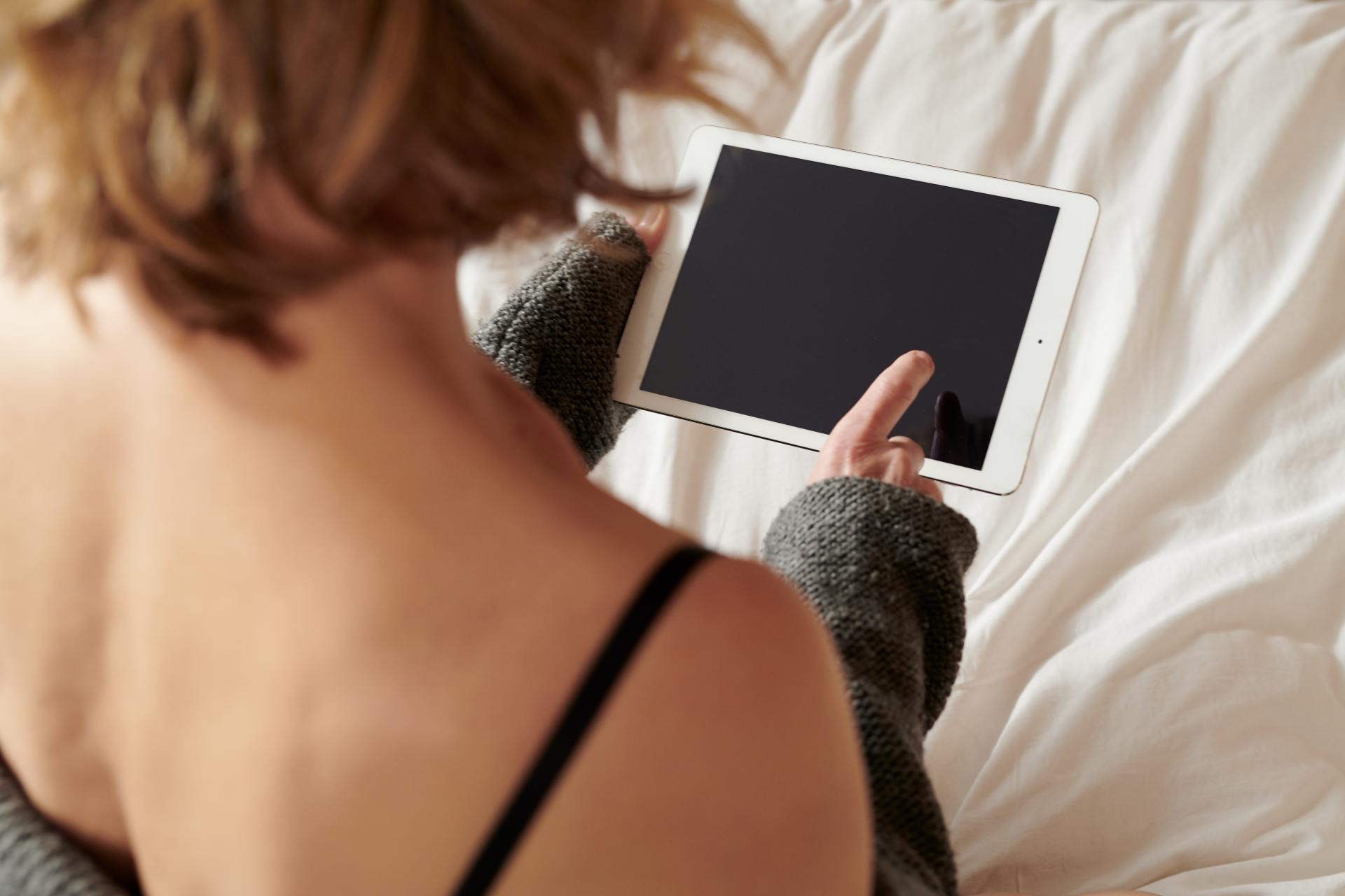Watching Women Watching Porn - 30 Signs A Woman Watches Too Much Porn | Thought Catalog
