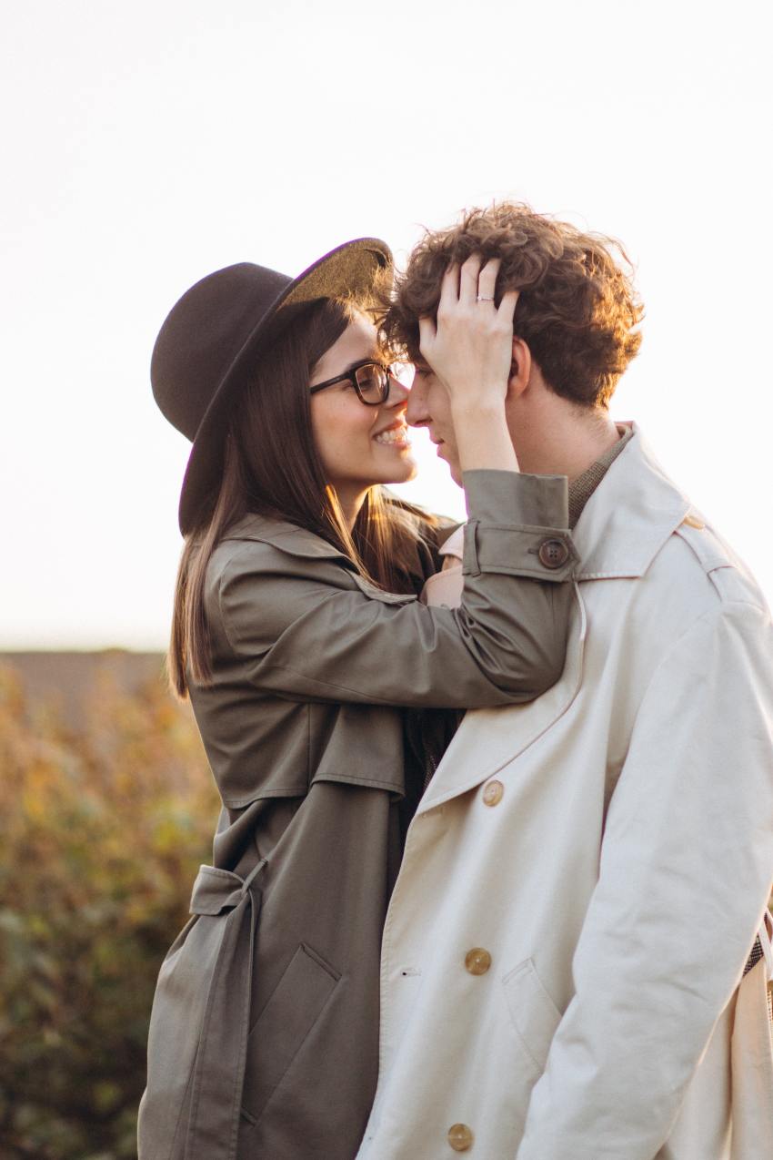 7 Ways You’re Accidentally Signaling That You Don’t Want To Date (When You Actually Do)