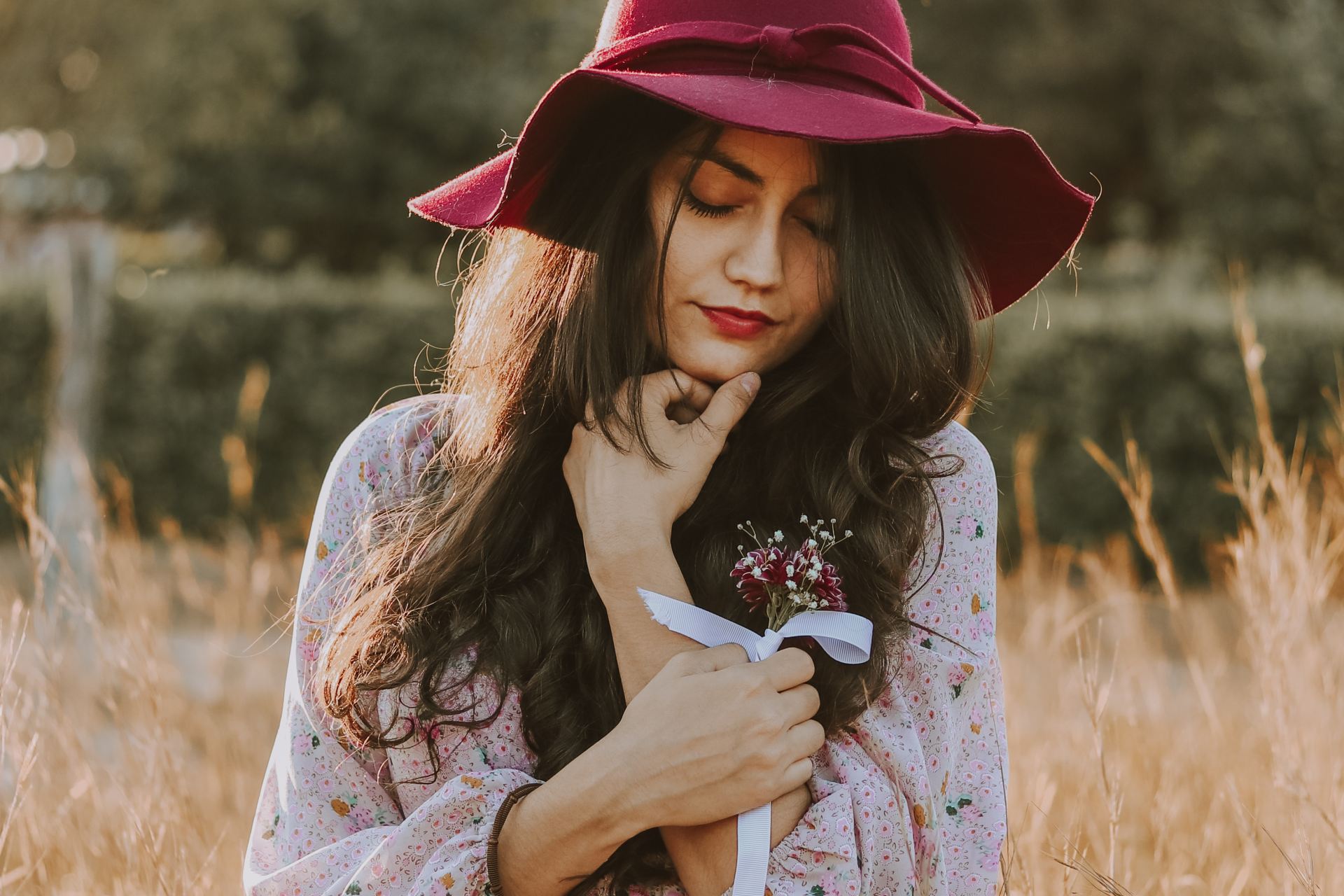 woman wearing brown floral long-sleeved dress