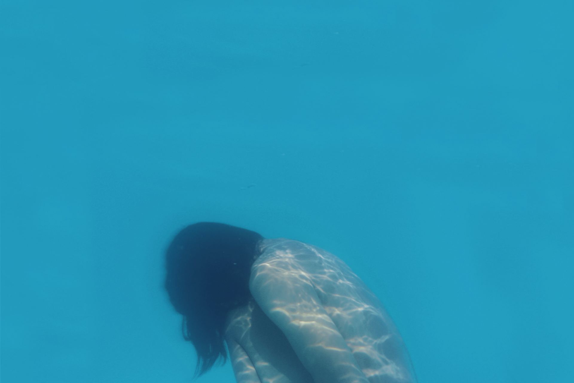 naked woman underwater photo