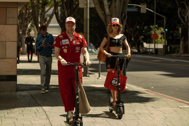 Seth Rogen y Rose Byrne montan scooters en 