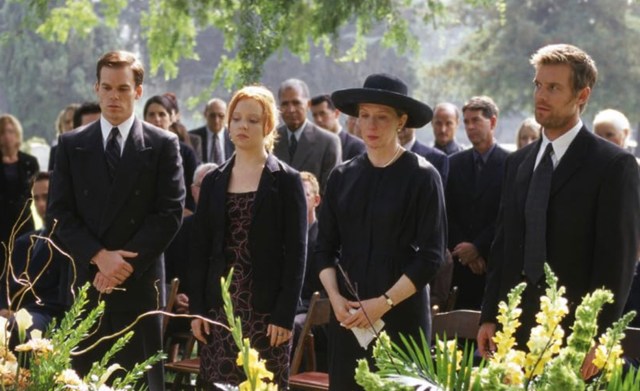 Lauren Ambrose, Frances Conroy, Michael C. Hall, and Peter Krause in Six Feet Under (2001)