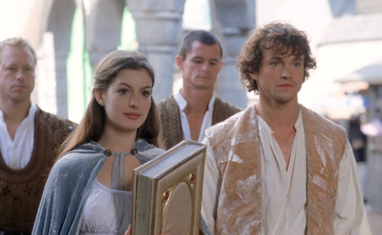 Anne Hathaway y Hugh Dancy en Ella Enchanted (2004)