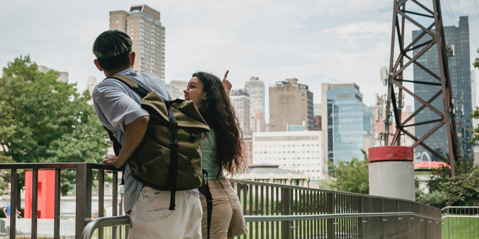 10 Red Flags That Prove He’s Leading You On, According To Women