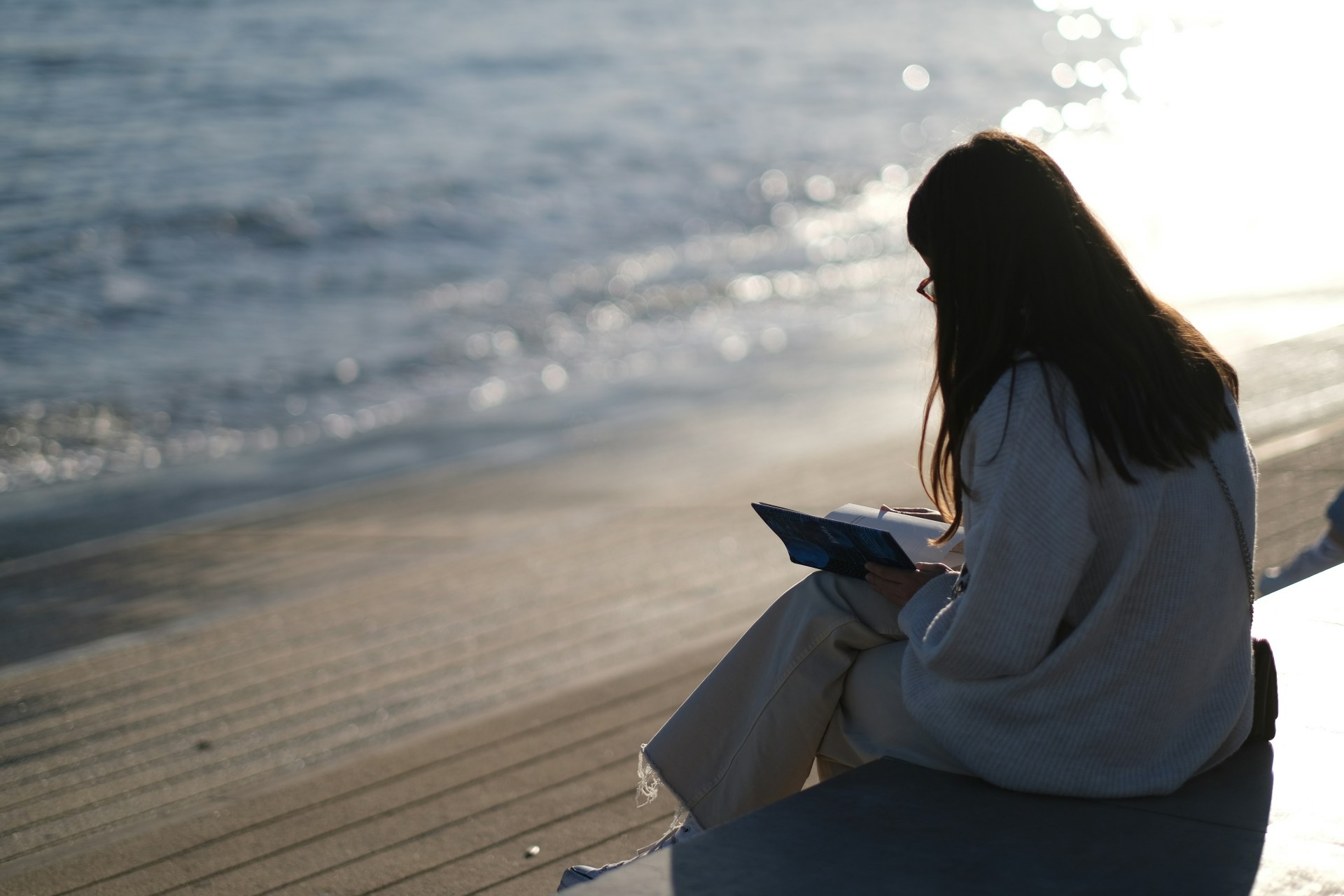 5 Reasons To Read (Because Your Phone Can Wait)